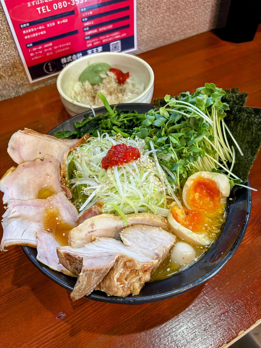 runramrunram's tweet photo. 術後経過観察も順調⤴️
更に昨日の健康診断でも体重がかなり減っていました⤵️
ならば行くでしょ天王家さん🚲
天王🍜中にカイワレ 半🍚
盛りも✨
アツアツで🐴
そしてトロバラの🧱がドーンと乗っています♪
海斗GM みはるちゃん kongさん
幸せ盛り🙇&amp;ごちそうさま😋
茅ヶ崎店楽しみに待ってます
#天王家 https://t.co/Psi7usyZaR