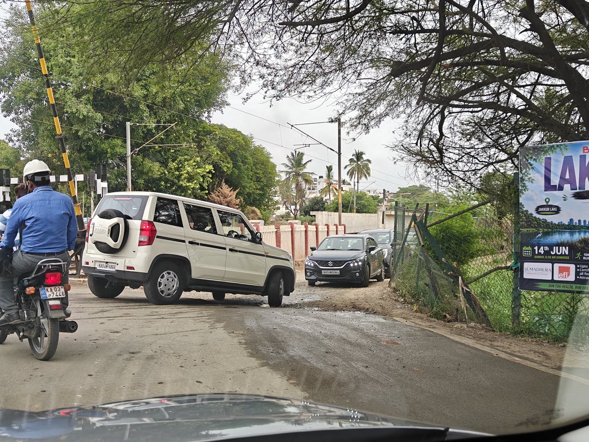 AparnaHegde6's tweet photo. Jakkur Railway Crossing, Bengaluru North has chronic congestion. School buses stuck long, stressing kids. Traffic stalls due to heavy construction vehicles. Road near track/Lake has potholes. Request @BTPnorth @BengaluruTraffic @BBMPgov @krishnabgowda to inspect &amp; act urgently https://t.co/DIKt1Anrln