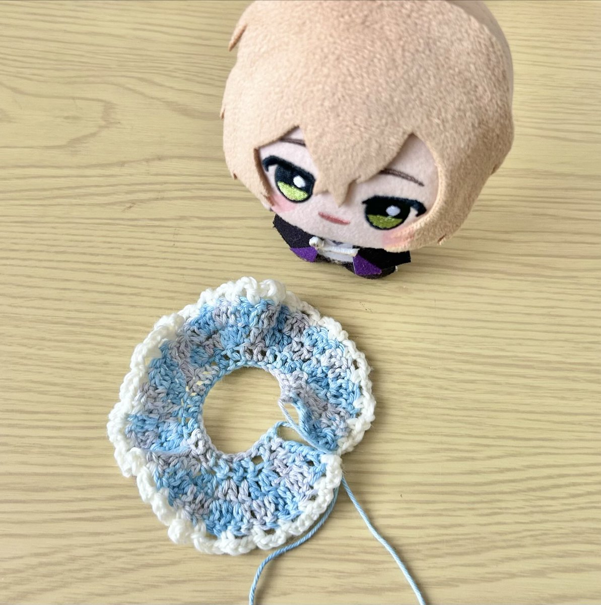 ichigo_posse411's tweet photo. 私はこれが編みたくてかぎ針と毛糸を買ったんです………………編めた……私でも編めた……😭👏😭👏げんたろ紫陽花色のケープだよ……😭✨ちょっとクルクルしちゃってごめんだよ……

\おようふくです！/

\あじさいのおはなの しょうせいさんです/

\うしろはくるっくるです/ https://t.co/WSkAh0o70G
