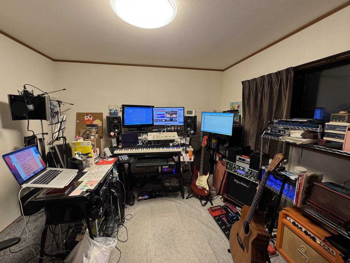 wlinkyu's tweet photo. 私のプライベートスタジオ。
本当にここが好きで、この部屋の中にいる時はストレスなくゆっくりできる。
曲を作ったり、エンジニア業務したり。

音楽に触れながら時にはゲームをしたりYouTube見たり。
1分でも長くこの部屋にいたい。

そして、音楽関係のお仕事お待ちしています。 https://t.co/jzKGVEX4VP