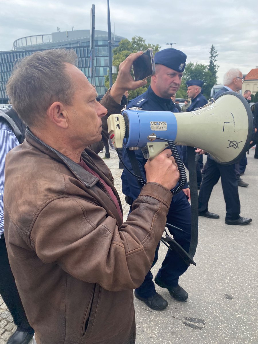 DorotaKania2's tweet photo. Scena spod pomnika smoleńskiego: Szczurek stoi otoczony policjantami i negocjatorami. W ręce trzyma megafon. Podchodzi przełożony policjantów ( tak wyglądało) i mówi: puścicie go. Szczurek wychodzi zza kordonu i zaczyna wrzeszczeć obelżywe hasła https://t.co/ydVlOF2oJK
