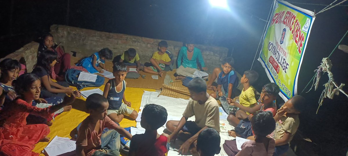 rdnss_kolkata's tweet photo. NSS Volunteer SK Imran is providing free education to village children, exemplifying the true spirit of selfless service and social commitment. 
#NSS #EducationForAll
@khadseraksha @_NSSIndia @mansukhmandviya @YASMinistry https://t.co/uvBMGKS3GY
