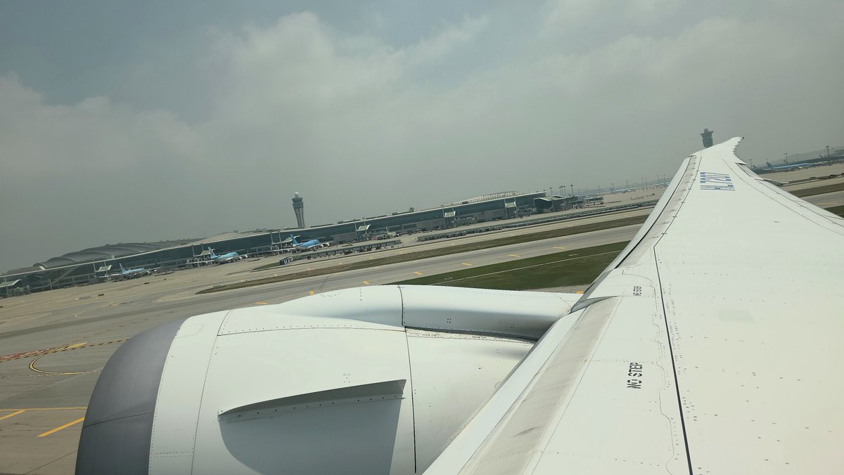 dmtaylor90's tweet photo. Quite the lineup we passed as we departed Incheon this morning! #Avgeek https://t.co/Z4SZ9Ld78d