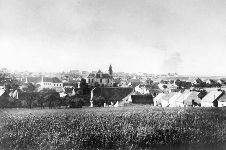 auschwitzxhibit's tweet photo. June 10, 1942 | German Nazis liquidate the village of Lidice on the fake charge of aiding the assassination of SS Reinhard Heydrich. 

The village of Lidice is completely with explosives until no trace remains. The name was then removed from all German maps. https://t.co/bL71BmNGUo
