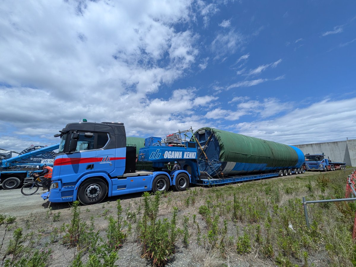 hourangle's tweet photo. 風力発電用の風車胴体の運搬開始か？専用車両に胴体部分が積載されました。夜間の交通量が少ない時間帯に運搬するのでしょう。それにしても、間近で見ると大きいですね。 https://t.co/JG9CWPH8G7