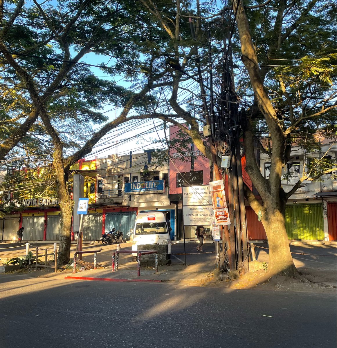 yusufgunawan's tweet photo. Kopdar Sekali, Habis Itu Ditinggal? 🤔

Masih ingat aksi grebek bersih-bersih halte kemarin? Awalnya salut banget waktu @dishub_mlgkota @PemkotMalang langsung gerak cepat ikut membenahi fasilitas setelah masyarakat duluan yang bersuara dan turun tangan. Komitmennya juara! 👏

Tapi sayangnya, gerakan itu seolah cuma jadi pemadam kebakaran sesaat. Begitu euforia selesai, kelanjutannya malah seperti foto ini. Kondisinya kembali 'istirahat total' tanpa ada perawatan atau pengelolaan yang berkelanjutan. Fasilitas publik itu butuh dirawat secara berkala, bukan cuma kalau lagi ramai di media sosial.

Yuk, konsisten yuk! Jangan sampai masyarakat harus bikin gerakan berulang-ulang dulu baru ada aksi lanjutan.

📷 lokasi halte seberang SMP 5 yang mana waktu hujan deras dan angin kencang bagian atapnya amburadul bbrp bulan lalu tanpa ada perbaikan nyata.