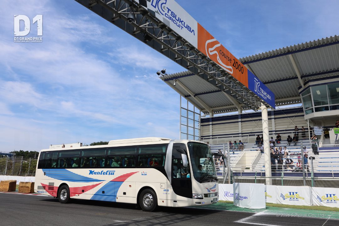 D1GRANDPRIX's tweet photo. ⭐️TSUKUBA DRIFT⭐️

今年も守谷駅からのバスの運行が決定❣️
到着後はコースを1周する特典付きです🚌

今日からローソン会員様の発売がスタート🎟️

※写真は去年の様子📷

#d1gp #drift https://t.co/pBMcLoUjFs