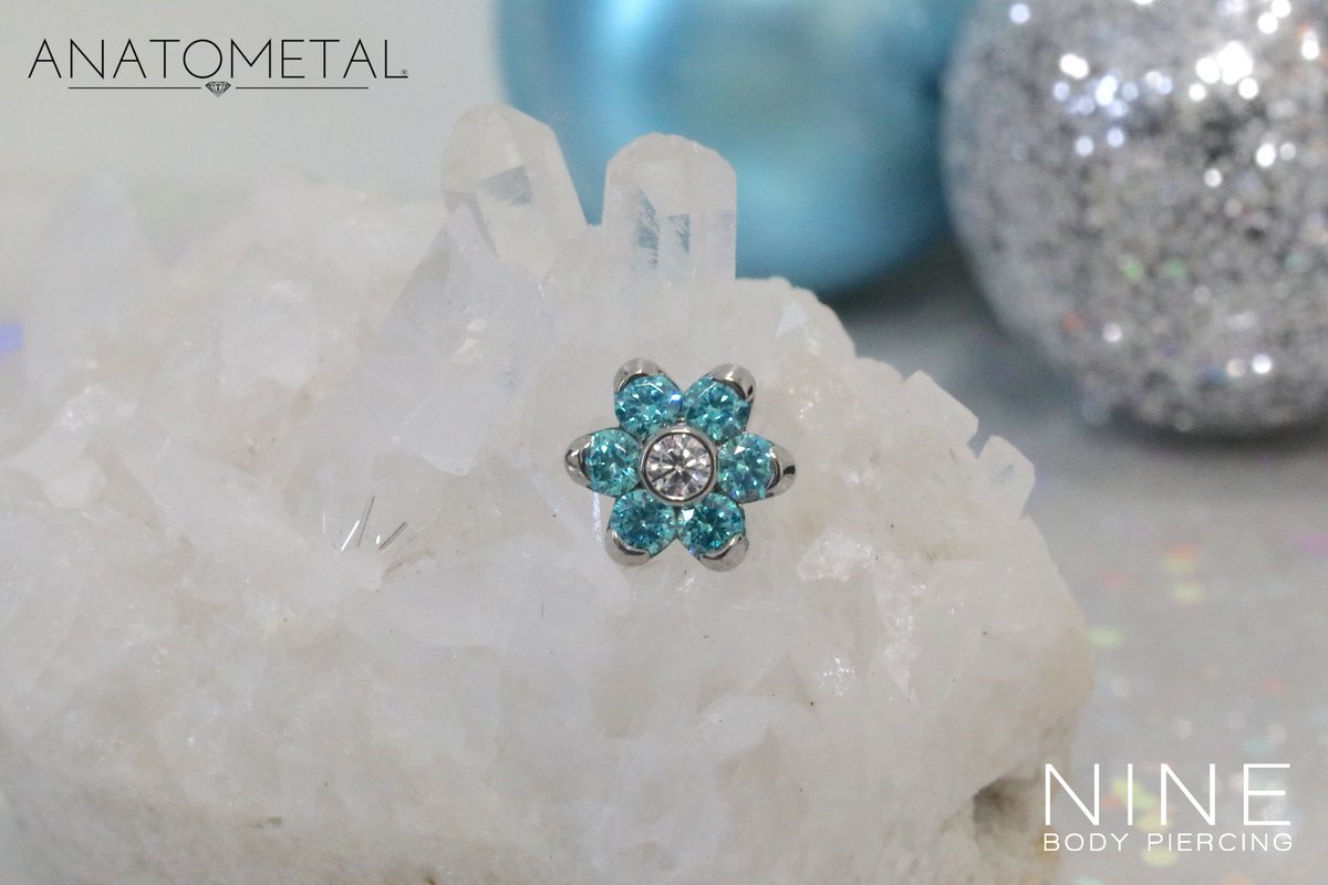 NeedlesMasa's tweet photo. こんにちは！
本日は Anatometal の Flower End のご紹介です！

お花の形がフェミニンで可愛らしい、
女性に大変人気のジュエリーとなります。

素材：チタン
ジェム：キュービックジルコニア, ミントグリーン

https://t.co/x6KTXtiv6z https://t.co/J9obMqA7LH