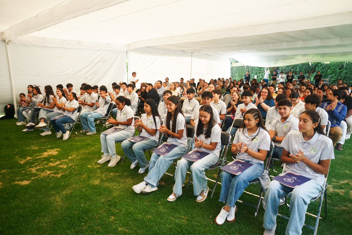 ClubAmerica's tweet photo. Gran muestra de compromiso con la disciplina y constancia por parte de nuestros jugadores de Fuerzas Básicas al haberse graduado académicamente a nivel secundaria y preparatoria, a través de The Learning Club y Club América. 💙💛

¡Felicidades a nuestra Tercera Generación! 🎓👏 https://t.co/aMdF9K5iMt