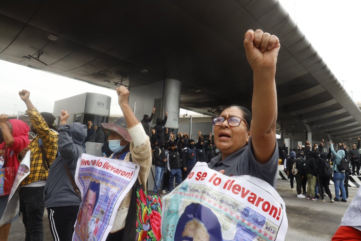 Tlachinollan's tweet photo. 📌Las madres y padres de los 43 en el huracán de la represión |👀Con muros de la policía, familiares de los 43 tomaron la caseta de Tlalpan para informar a los transeúntes que no hay respuestas del paradero de sus hijos...
👉🏾https://t.co/5Uqzn5cr4q https://t.co/yoGQ50XjN5
