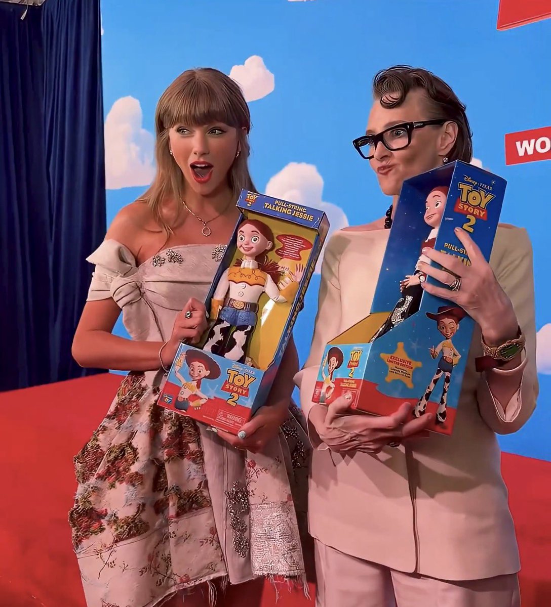 BuzzingPop's tweet photo. Taylor Swift and Joan Cusack received Jessie dolls at the ‘Toy Story 5’ premiere. https://t.co/yIXEYfsZ1a