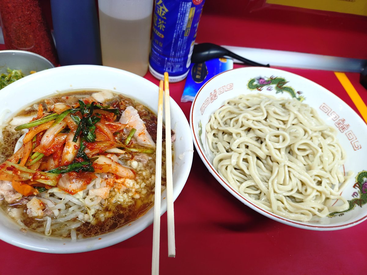 yayamama1069's tweet photo. ラーメン二郎　湘南藤沢店
小ラーメン、つけ麺、Superキムチ、葱辣油
YNA
今シーズン初2430のつけ麺
前評判通りつけ汁はちょい酸味を感じ　葱辣油は豚に野菜に麺にも合いますね
キムチも良き良き👌
あっという間に完食
スタッフの皆様に挨拶し退店
ご馳走様でした👍🤤 https://t.co/gTnD8DD1C3