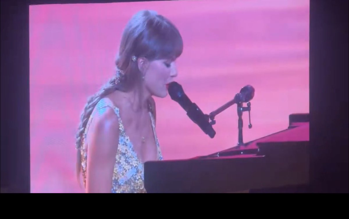 gaylornews's tweet photo. 🌈| @taylorswift13 wearing a daisy dress while performing 'I Knew It, I Knew You' for the first time ever! https://t.co/wujLp7iVz4