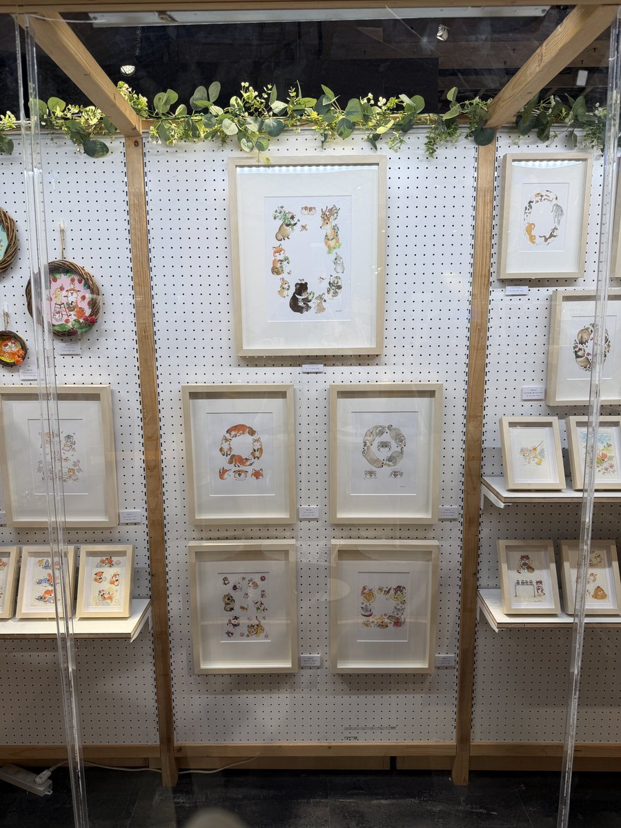 fewmanysofubi's tweet photo. 現在、渋谷ロフト6階のFEWMANY ギャラリーで開催中のこなつさんの個展ですが、明日から最終日の原画販売のメールによる事前抽選が始まります。
詳細はhttps://t.co/gg70h9ST7G
対象の原画作品はこちらの画像をご参考下さいませ。 https://t.co/7mxUlQqNch