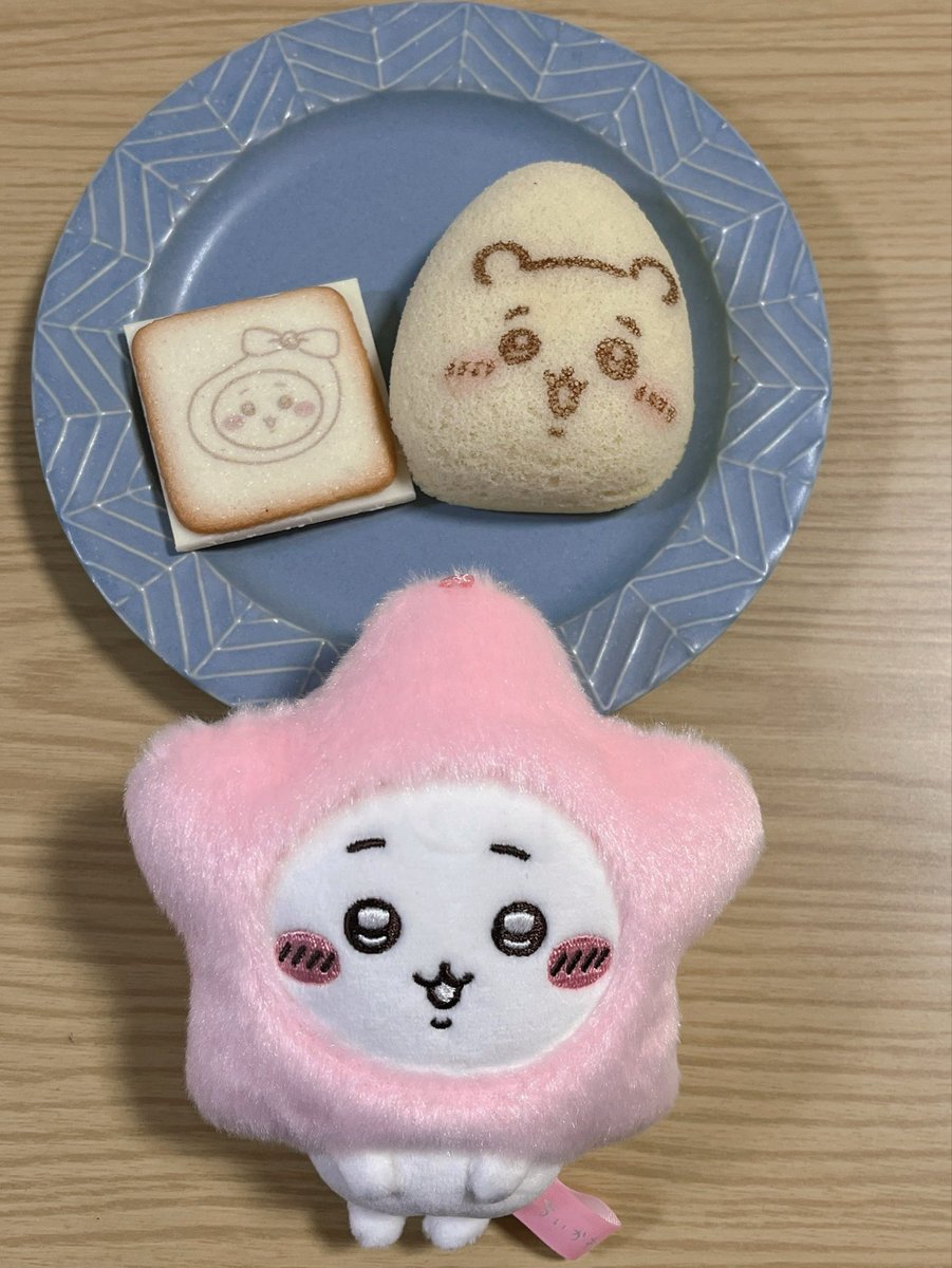 chi_chiikawa's tweet photo. 夫が東京出張に行ってお土産を買ってきてくれました☺︎
トートバッグ付きだったんだけど可愛いくて勿体無くて使えない😂笑
オマケのシールはちいちゃんがきました👏
お皿はこの間購入した波佐見焼のお皿です🫶
#ちいかわ
#東京ばな奈
#eiho https://t.co/KxkmhW1bIw
