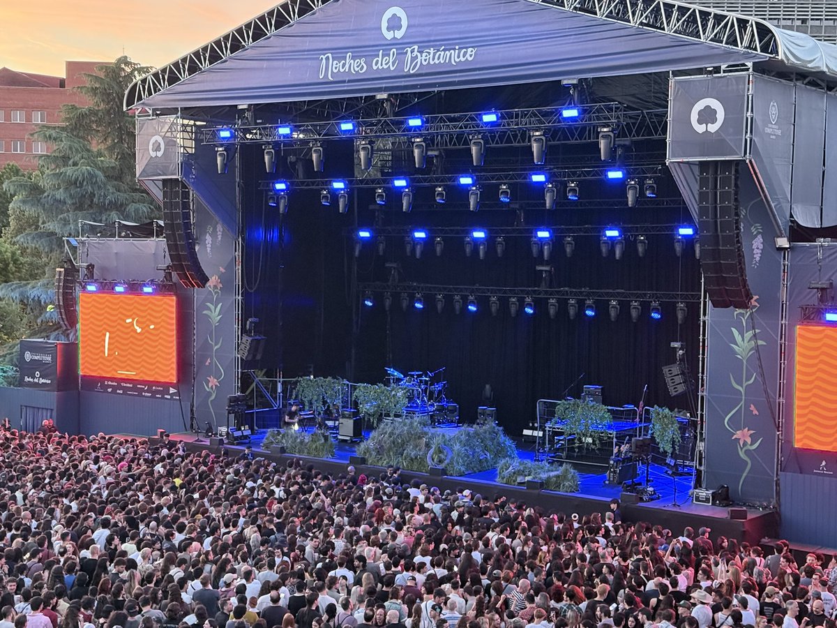 fneirad's tweet photo. No recuerdo muchos conciertos con tanta devoción como la que se destilaba anoche frente a ETHEL CAIN en #NochesDelBotánico. Densa, emotiva y apasionante; público joven y absorto, ejemplar. Una oda preciosa a la canción a corazón abierto, la combustión lenta y la diversidad LGTBI https://t.co/7QDjzxGZPJ