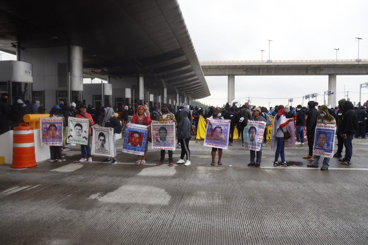 Tlachinollan's tweet photo. 📌Las madres y padres de los 43 en el huracán de la represión |👀Con muros de la policía, familiares de los 43 tomaron la caseta de Tlalpan para informar a los transeúntes que no hay respuestas del paradero de sus hijos...
👉🏾https://t.co/5Uqzn5cr4q https://t.co/yoGQ50XjN5