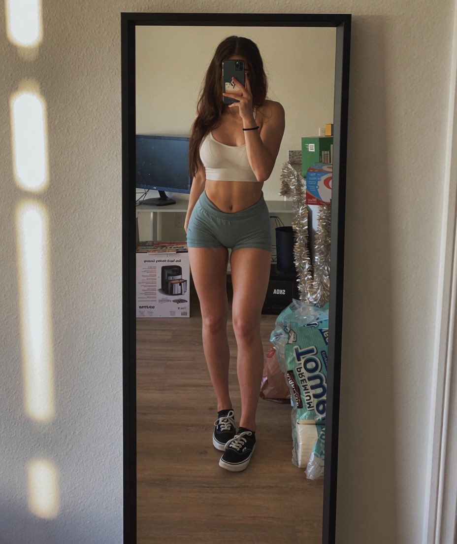 Userb335's tweet photo. Stableronaldo girlfriend boba showing her thighs and nip🤭🍒 https://t.co/dou5rxoe0u