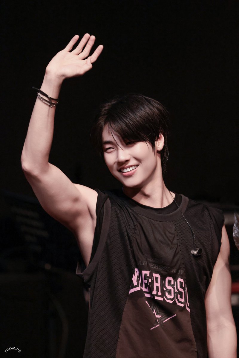 FromHYUB's tweet photo. 부어썸 마지막 인사해 줄 때 청순 퓨어 생머리 느좋남 사진이 오조오억장이라 또 들고 왔습니다🫣
말갛게 웃는 얼굴이 너무 예뻐🥰

26.06.07📸 2026 부산 어썸 스테이지 Day 2

#NFlying #엔플라잉 #이승협 #LeeSeungHyub #어썸스테이지 https://t.co/VqLnjOzzJo