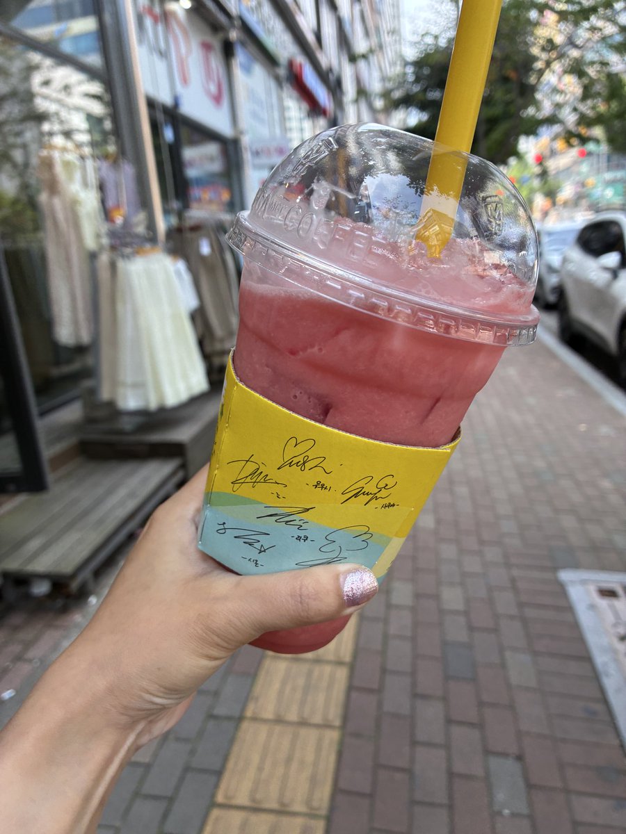 marineAA2's tweet photo. スイカジュースGET！
Megacoffeeのが1番美味しかった❣️
2番目はソウルにある本物のスイカ絞ってくれるやつ！
その他はもう飲まない😭 https://t.co/qngyEYVoXy