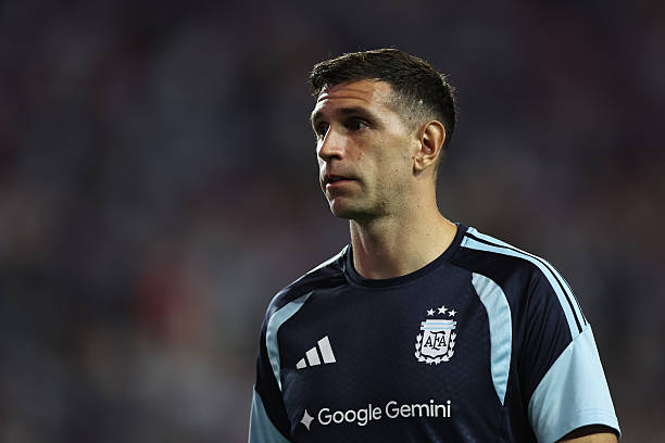 CalcioFCEN's tweet photo. 🚨🇦🇷 Juventus are continuing to work to sign Emilaino Martinez but want to see if they can lower Aston Villa's demands.

Aston Villa are only asking for €10-15M but Juventus want to see if a deal can be done for less.

— @Gazzetta_it https://t.co/lQSfwMelaq