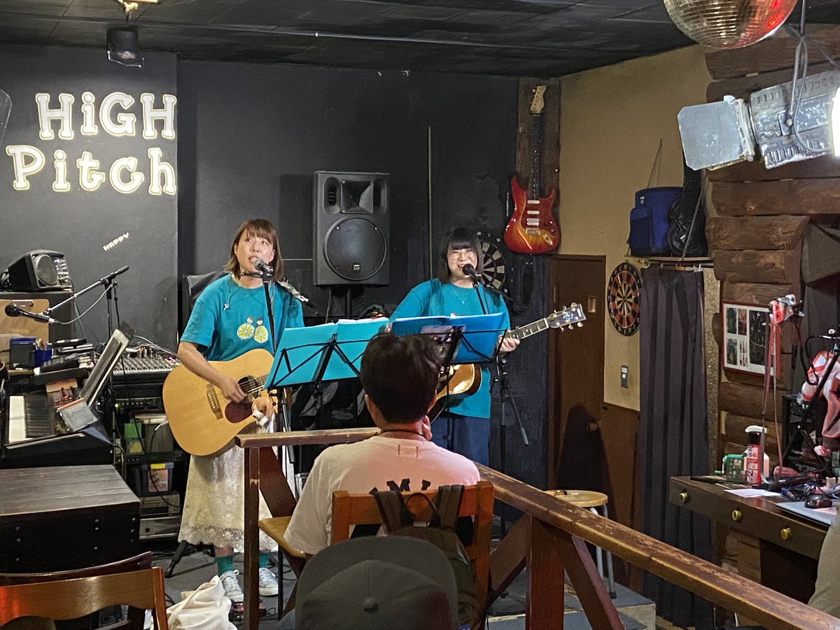 clovertaka's tweet photo. 土曜日、ゆずのライブ終わりに東神奈川に移動して、東神奈川HiGH Pitchさんへ！

すだちと奏音パイセンのライブを見て来ました✨
2月の横アリ以来、久しぶりに会えて嬉しかったなぁ☺️
次は是非対バンしましょう👍

最後は、出演者じゃないのに集合写真に混ぜてもらいました🤣🤣 https://t.co/5l5v25K5Qw