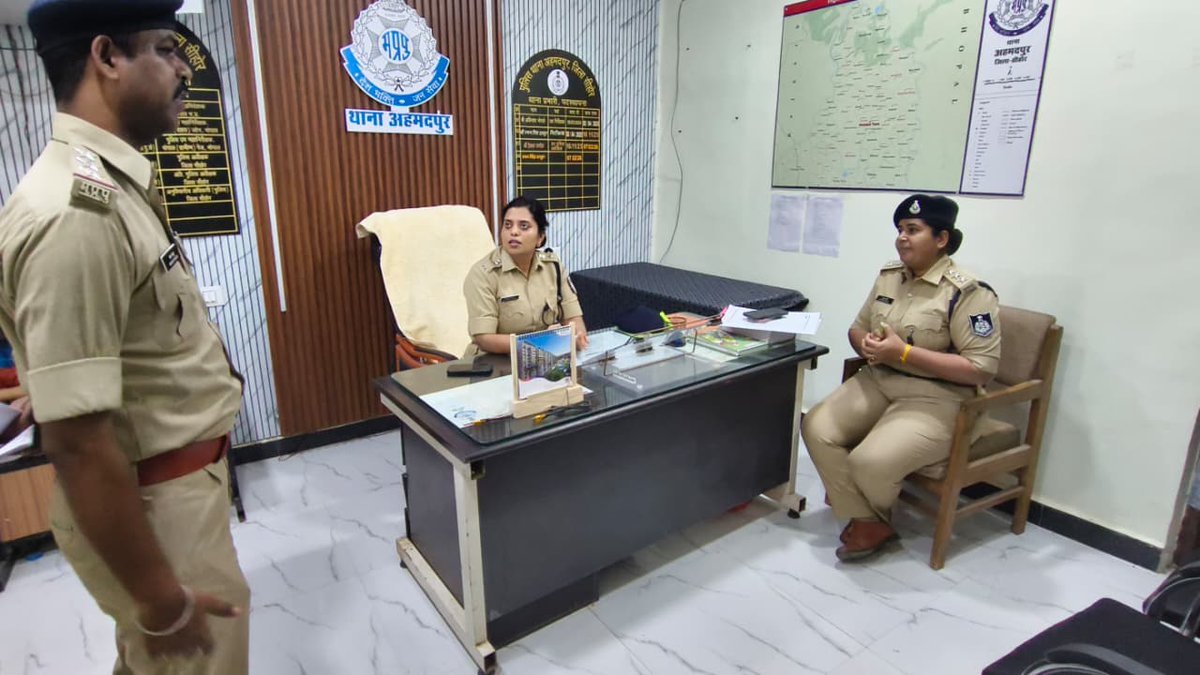 SpSehore's tweet photo. पुलिस अधीक्षक सीहोर, श्रीमती सोनाक्षी सक्सेना द्वारा कल रात्रि में थाना अहमदपुर का औचक निरीक्षण कर हवालात, मालखाना, शस्त्रागार व अभिलेखों की जांच की। लंबित प्रकरणों के शीघ्र निराकरण, मालखाने व दस्तावेजों के सुव्यवस्थित रख-रखाव तथा अनुशासन व कर्तव्यनिष्ठा से कार्य करने के निर्देश दिए। 

निरीक्षण उपरांत कानून-व्यवस्था सुदृढ़ करने हेतु SP के नेतृत्व में कस्बे के मुख्य मार्गों पर पैदल भ्रमण किया गया।

@CMMadhyaPradesh
@DGP_MP
@IGP_Bpl_Rural
@JansamparkMP
@mohdept
@MPPoliceDeptt
@ProjsSehore
@DIG_BPL_RURAL