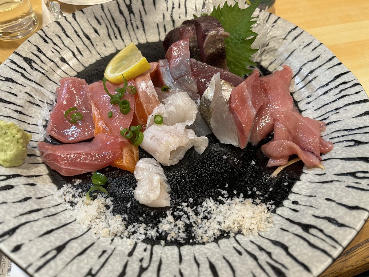 keke2003's tweet photo. 昨夜の3種他です。
すぐ飲め！と書いてある風の森を2年冷蔵庫に放置したものを差し入れました😣
ブリスケたたきが美味い😋
#大衆酒場食堂ななつぼし 
#大きな生海老が苦手ですみません https://t.co/BhD5Iufv9w