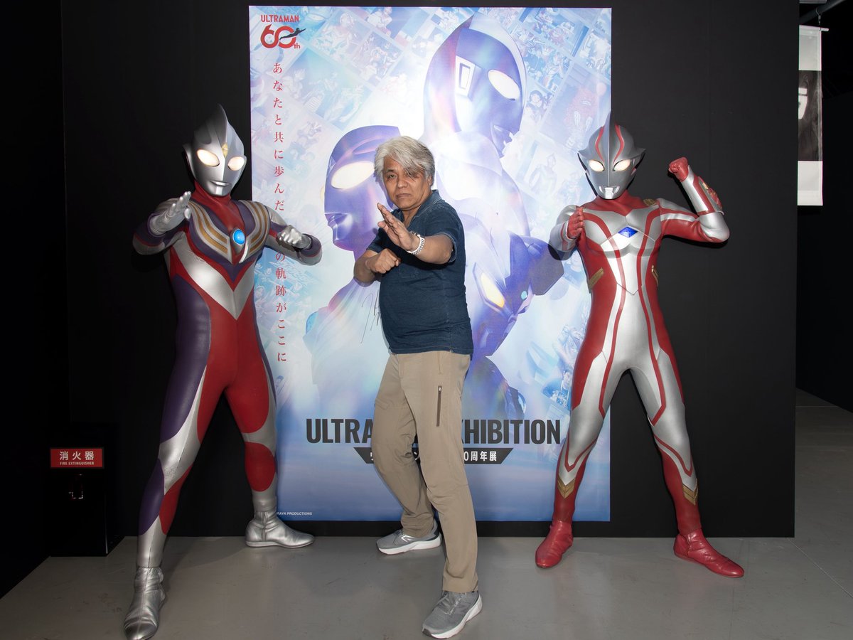 hirapar_pr's tweet photo. 「ウルトラマンティガ」や「ウルトラマンメビウス」などをデザインした丸山浩さんのサイン会の様子をお届け！

サイン会終了後に、なんとウルトラマンティガとウルトラマンメビウスが駆けつけ見守る中、会場入り口のバナーにもサインを書いていただきました✍️

＃ウルトラマン60周年展 https://t.co/ELe4kDDwia