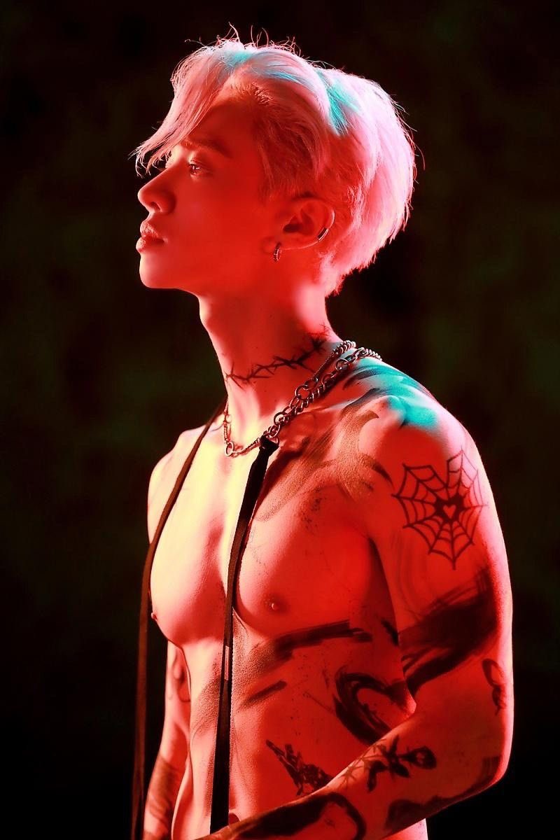 rs___93's tweet photo. Between the red lights and the darkness... a presence that speaks for itself without words ❤️‍🔥❤️‍🔥

#이기광 #LEEGIKWANG https://t.co/zgFVlFxfDV
