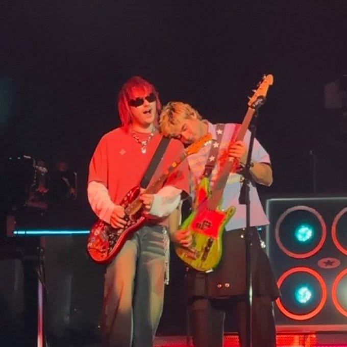 thoseneonstars's tweet photo. thats HIS michael https://t.co/EJhiipHNZI