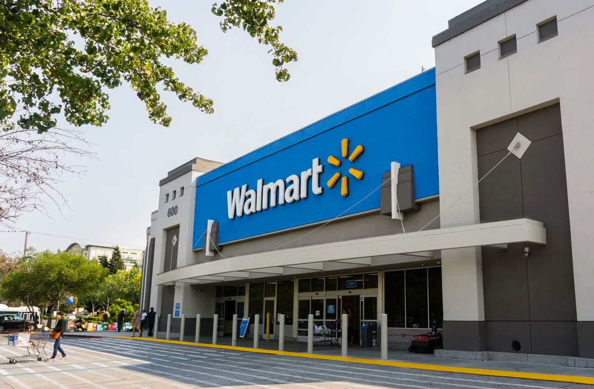Miki_Stepout's tweet photo. ダラスにあるスーパー6選！🛒【王道編】

🇺🇸 Walmart
アメリカ最大手のスーパーで、食品だけでなく衣類・家電・日用品・おもちゃまで何でも揃います。日本でいうスーパー、ホームセンター、ドラッグストアを一つにしたような存在。価格も比較的安く、水やお菓子、旅行中の必需品を買うならまずここです。

🎯 Target
「おしゃれなWalmart」とよく言われる人気チェーン。品揃えは豊富ですが、店内は明るく洗練された雰囲気です。特に雑貨やインテリア、洋服コーナーが充実していて、アメリカらしいデザインの商品を見て回るだけでも楽しめます。

🥬 Kroger
地元の人が日常的に利用する定番スーパー。野菜や果物、肉、パンなど食品が中心で、日本のスーパーに一番近い感覚で買い物できます。観光客向けというより、現地の生活を少し体験してみたい方におすすめです。