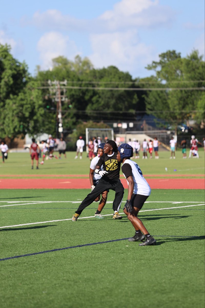 Hawk1nsRashard's tweet photo. A couple of plays from Tuesday’s 7on7 game with @44SwoopFootball 
@CoachOkoro @Coach_Bickham @Rivals @44SwoopFootball https://t.co/sZK4G65VKS