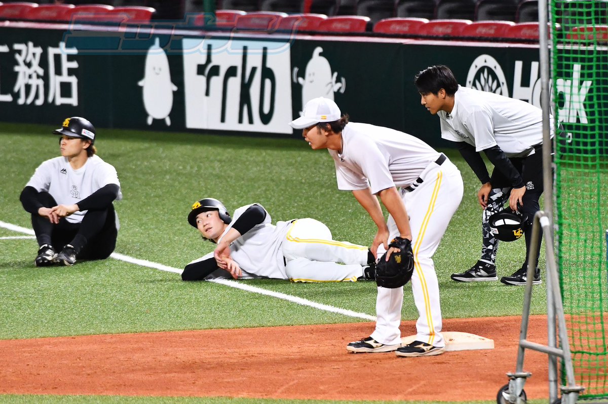 nikkan_hawks's tweet photo. 柳町選手が合流しています
#ソフトバンクホークス https://t.co/AssUS1ehgD