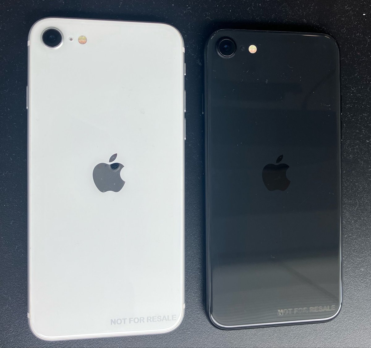 daredemo_sumaho's tweet photo. iPhoneSE2を500円販売したところ、
転売されまくってます…

今この瞬間にリスタートをしようと
連絡先を必要としている人に向けての値引きが、続けられなくなりそうです。。

非常に不本意ですが、機能に絶対影響がでない刻印を英語でしました

【転売ヤー各位】
誰かのリスタートを仕入れに変えないでください！