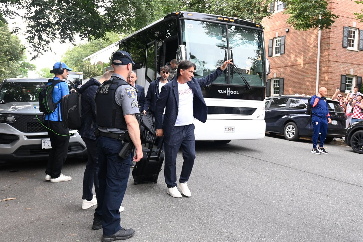 HNS_CFF's tweet photo. Hello to the fans as #Croatia squad arrives to its @FIFAWorldCup basecamp in Alexandria! 📍

📸 Drago Sopta / HNS

#WorldCup #Family #Vatreni❤️‍🔥 https://t.co/XkbtCUsM8O