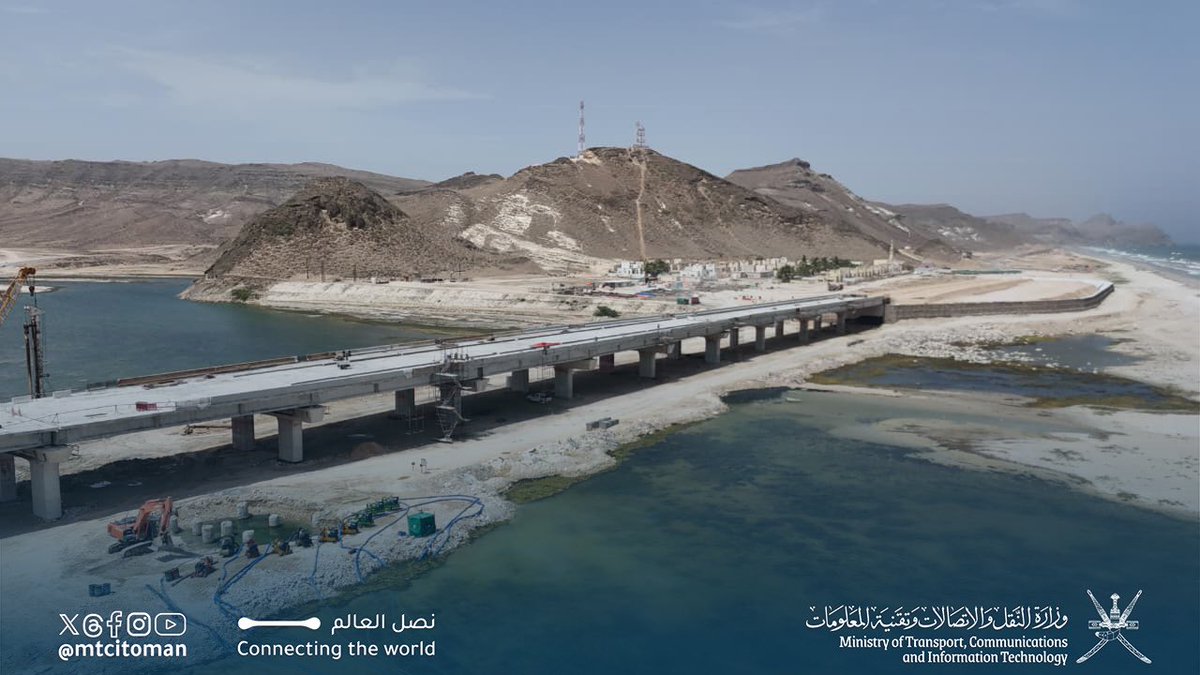 mtcitoman's tweet photo. زار سعادة المهندس خميس بن محمد الشماخي وكيل الوزارة للنقل محافظة ظفار لمتابعة سير الأعمال في مشاريع الطرق الحيوية بالمحافظة ومن ضمنها مشروع إزدواجية #طريق_السلطان_تيمور ومشروع إزدواجية #طريق_الفاروق ومشروع إزدواجية #طريق_ريسوت_المغسيل ومشروع #طريق_وجسر_المغسيل ومشروع الطريق الترابي الساحلي بين ولايتي رخيوت وضلكوت.
وقد رافق سعادة المهندس في هذه الزيارة عدد من المسؤولين والمختصين بالوزارة.