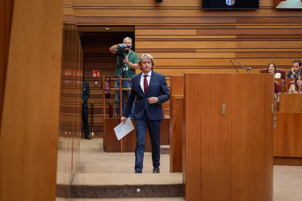 CyLwowUser's tweet photo. 🏛️ Carlos Martínez contrapone ambición, progreso y futuro a la política del odio y la «prioridad nacional».

El líder socialista carga contra el pacto entre PP y Vox, al que acusa de basarse en el enfrentamiento y el negacionismo.

«No aceptamos la política del miedo» https://t.co/gD5YKpLmxs