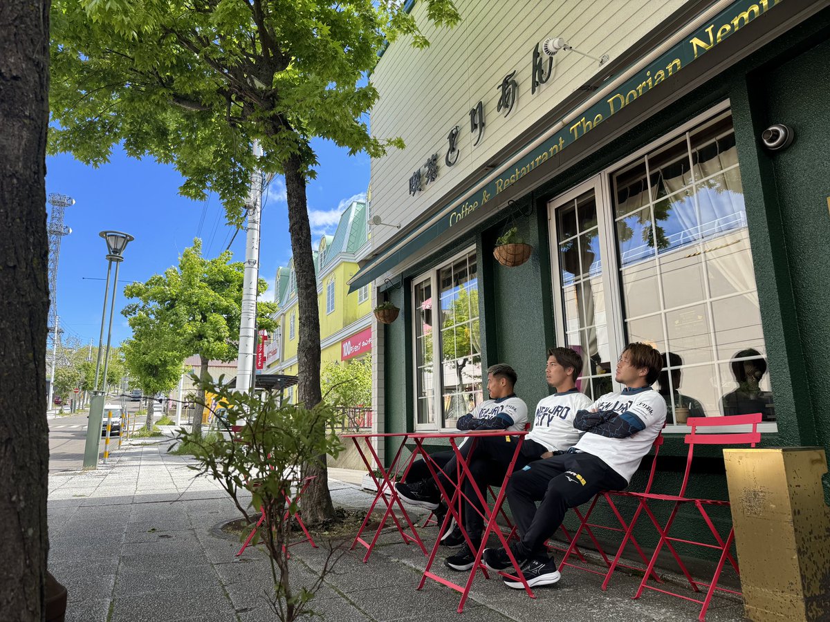 consaofficial's tweet photo. CONSADOLE HOKKAIDO TOURS supported by seicomart 🌈 釧路・根室方面 🚌
#喫茶どりあん さんでランチ😊レトロな雰囲気の中で、美味しい #エスカロップ をペロリといただきました😋

#コンサドーレ #consadole 
＠UchidaMizuki @shuntakagishun @gomesssuuu https://t.co/eU4fNphjWc