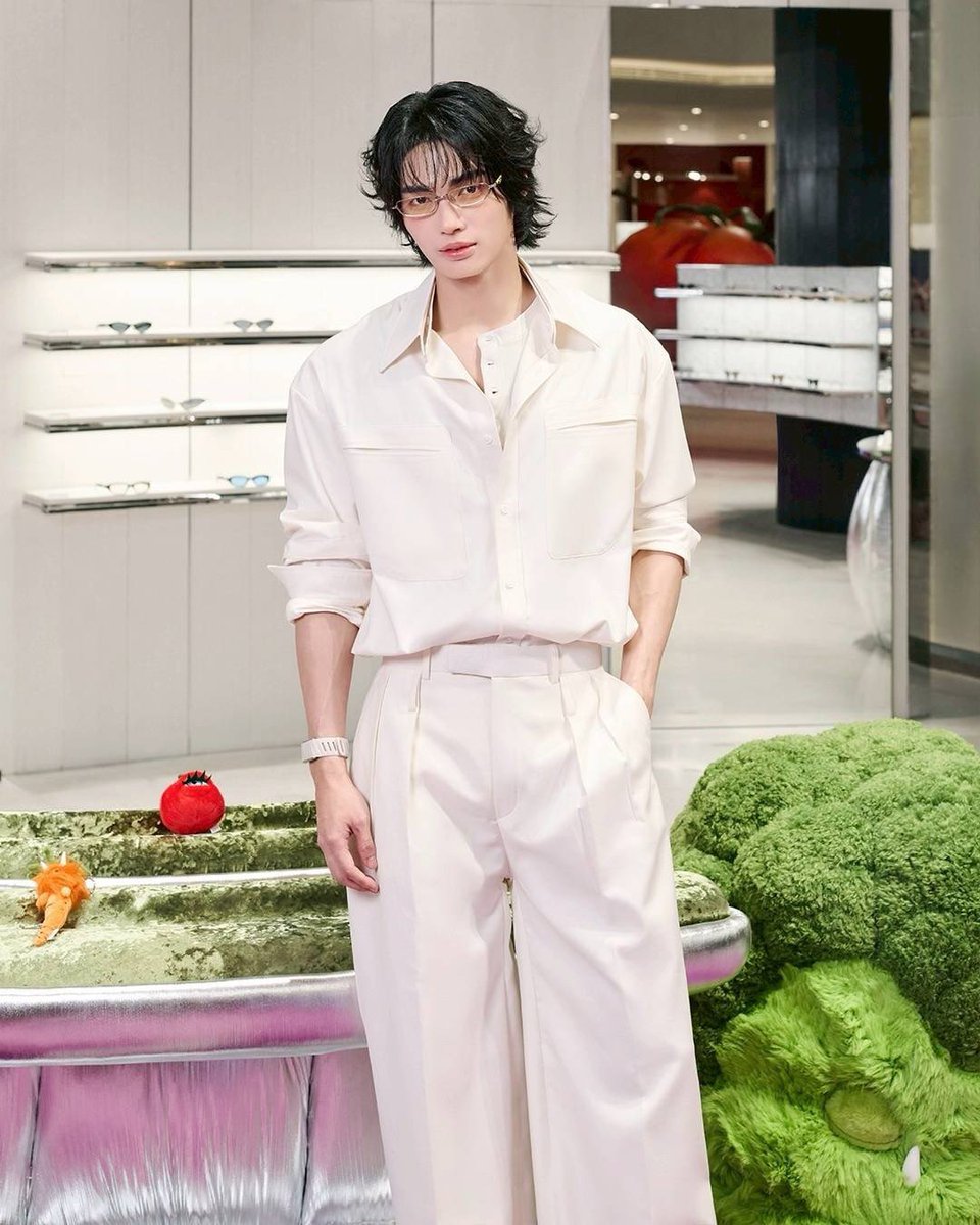 ParkkengChannel's tweet photo. หล่อออร่า #วินเมธวิน ร่วมงาน GENTLE MONSTER “VEGGIE COLLECTION POP-UP” 

WIN VEGGIE POPUP ICONSIAM

#winmetawin 
#GENTLEMONSTER #GENTLEMONSTER_VEGGIECOLLECTION #GENTLEMONSTER2026 https://t.co/k5QFG4SdoE