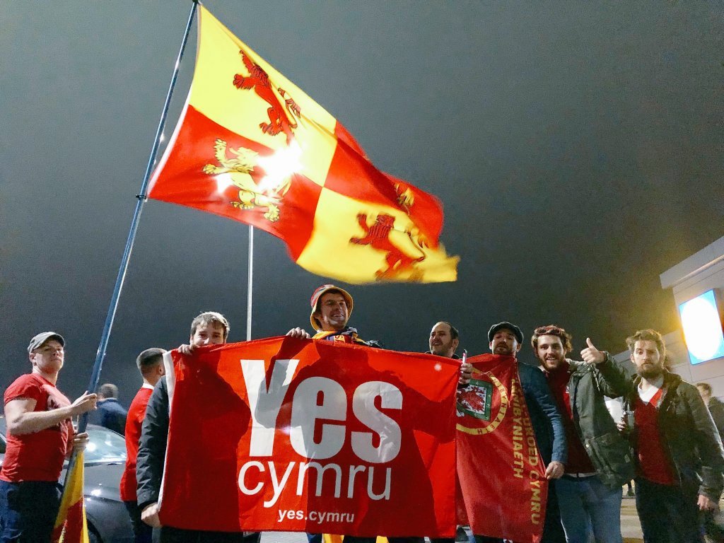 WiciCymru's tweet photo. Elis ap Richard ap Howell, Glyn Dŵr's Banner Bearer was slain, as were over a thousand Welsh soldiers. 

Mynydd Camstwn Battle was fought between the Welsh Army and invading English, nr. Grosmont, Monmouthshire  🏴󠁧󠁢󠁷󠁬󠁳󠁿 #otd 10 June, 1404.

Lest us forget.
https://t.co/NSnZmcYtF6 https://t.co/IYHZVZZBV5
