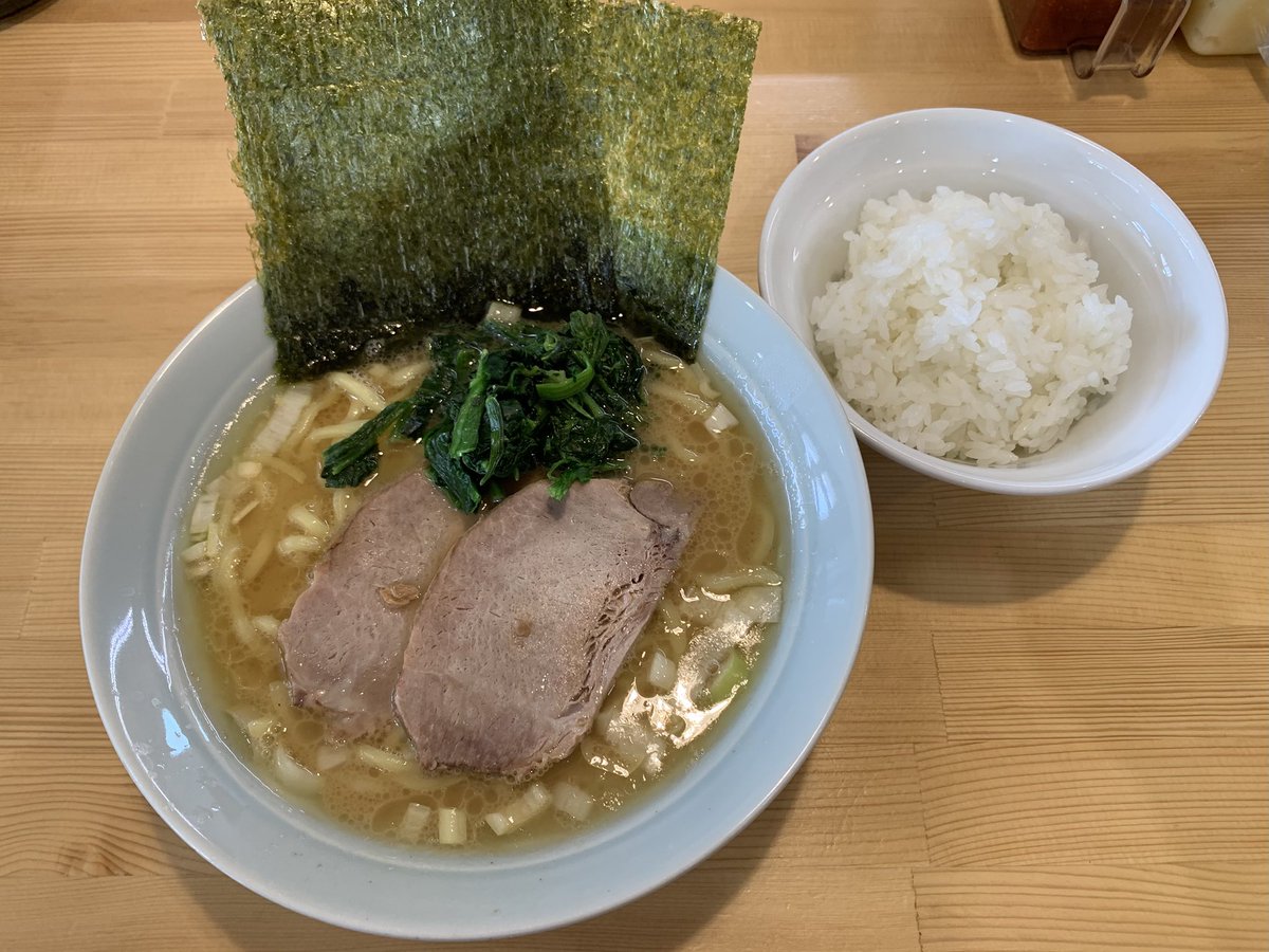 sunappi0625's tweet photo. 家系ラーメン鷲さん
しょうゆ並（麺かため）
ライス
久しぶり2度目🍜
濃厚スープにキレのある醤油感がおいしい🤤
麺はぷりっと歯切れもいい✨️
バランス良くてかなり好きな家系ラーメン👏
卓上には生姜・豆板醤・ニンニク・酢があり好みに味変
ごちそうさまでした😋 https://t.co/S9bxjdIc9d