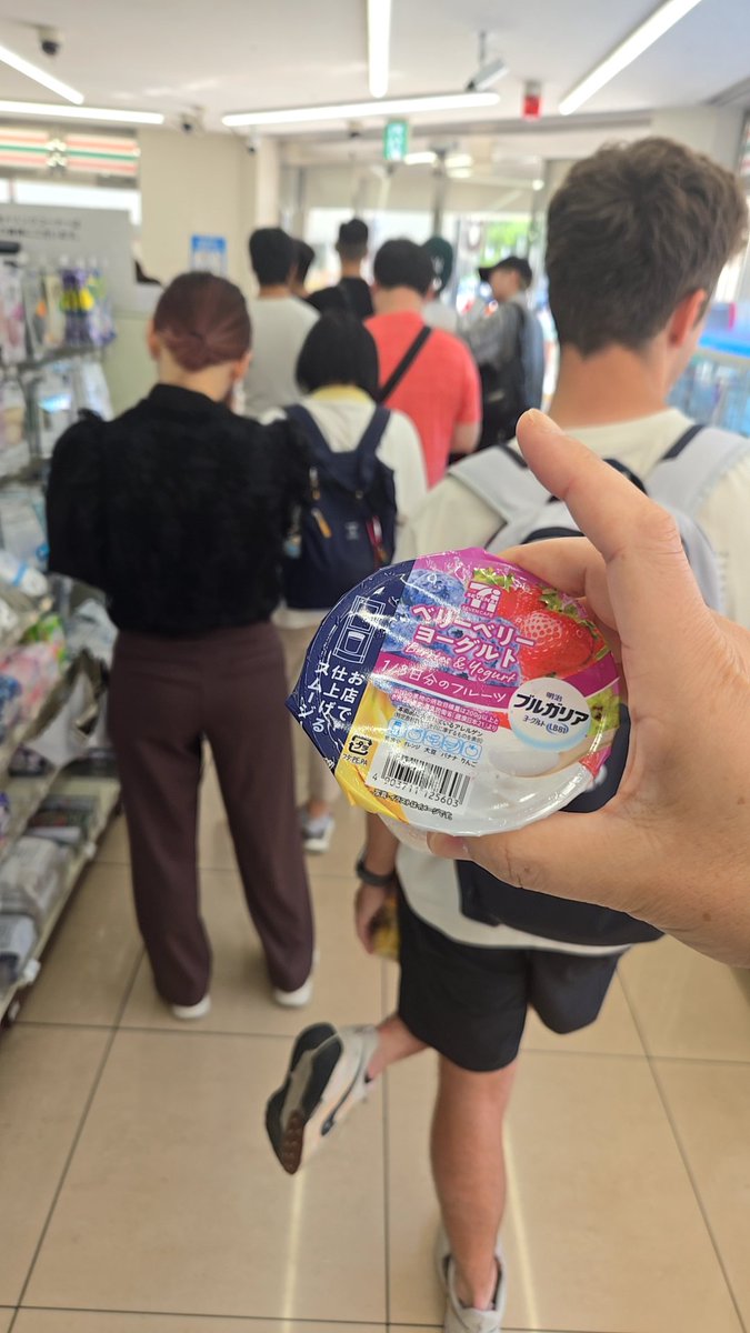 backforattack's tweet photo. スムージー買ったけど、ムチャクチャ並んでる💦 https://t.co/jcL1sp8Bes