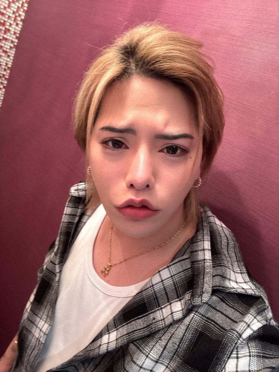 FAITH_REN7's tweet photo. 眉毛黒か金どっちがいい？ https://t.co/44IpSiEocj