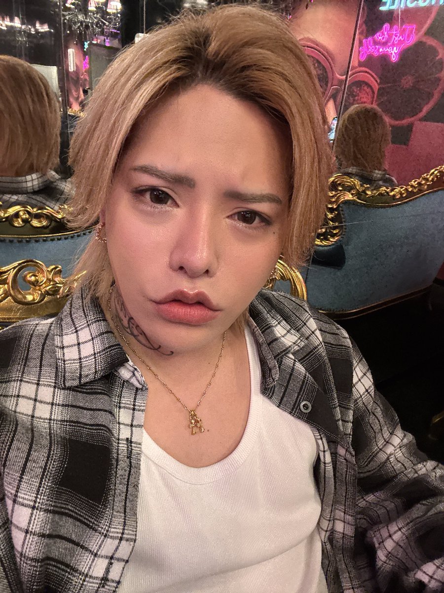FAITH_REN7's tweet photo. 眉毛黒か金どっちがいい？ https://t.co/44IpSiEocj
