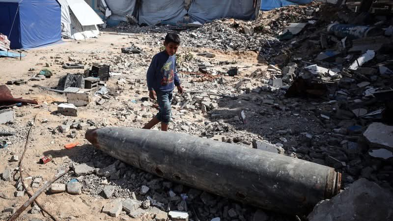 Gaza_Herald's tweet photo. Palestinian child Wadi Al-Madhoun was killed in Gaza after an explosion of unexploded ordnance believed to be remnants of Israeli bombardment in the area.

The incident highlights the ongoing danger posed by unexploded munitions across the Gaza Strip. https://t.co/8gdqMdObIw