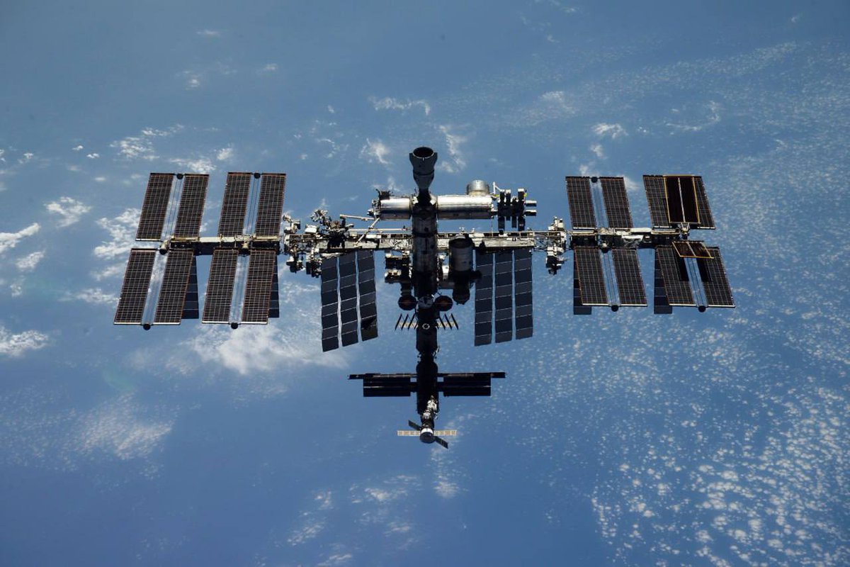 katlinegrey's tweet photo. #ISS orbit correction was performed today at 05:00 UTC in preparation for the departure of #SoyuzMS28 and arrival of #SoyuzMS29. #ProgressMS34 docked to #Zvezda module fired its engines for 495.7 sec with an impulse of 0.91 m/s, increasing the station’s orbit altitude for 1.6 km. https://t.co/0T0zV9c6MU