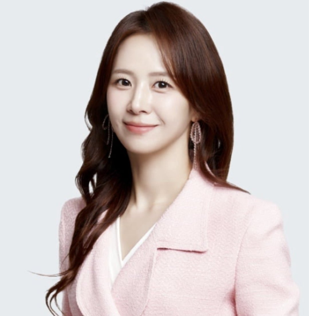 ottersdaddy's tweet photo. [국어 1타 윤혜정 vs 사회탐구 1타 이지영]

둘 다 1타임. 근데 결이 완전 다름.

1. 윤혜정은 

EBSi에서 2007년부터 한 우물만 팠음. 누적 수강생 183만, 누적 히트수 1억뷰. 
딴 데 기웃거린 적 없음. 
EBS라는 공영 플랫폼에서 최우수 강사상 3년 연속 수상. 강사계의 공무원 느낌.

2. 이지영은 

세화여고 교사 → 스카이에듀 → 종로학원 → 이투스. 
플랫폼 옮길 때마다 그 사이트 매출이 들썩였음. 
이투스 이적 후 개념교재 매출 2~3배 상승. 프랑스 언론이 취재하러 올 정도의 스타. 강사계의 거물

3. 학벌은 이지영 WIN.

이지영은 서울대 윤리교육과 학사·석사에 박사과정까지 수료한 정통 엘리트 코스. 연봉은 100억 수준으로 알려짐.

윤혜정은 학력 미공개(네이버엔 비공식 있음). 근데 솔직히 상관없음. 수강생 183만이 학벌 보고 들은 거 아니니까.

4. 강의 스타일은 정반대임.

윤혜정은 개념과 패턴. 처음 수능 국어 입문하는 애들한테 "이 강의부터 들어라"는 말이 10년째 안 바뀜. 
나비효과 시리즈 하나로 커리 완성.

이지영은 썰과 논리의 조합. 
딱딱한 윤리·사회 개념을 실생활 
이야기로 풀어냄. 수업 중 자연스럽게 나오는 드립이 웃김. 
걸걸한 웃음소리까지 팬덤이 생긴 강사.

윤혜정은 EBSi 그 자체가 됨. 
이지영은 어디 가든 그 플랫폼을 먹여 살림.
둘 다 각자 영역에서 넘사벽 스타강사.

남자가 볼 때 외모는 이지영이 좀 더 나은 듯. 지적이면서 은근히 섹시한 듯.