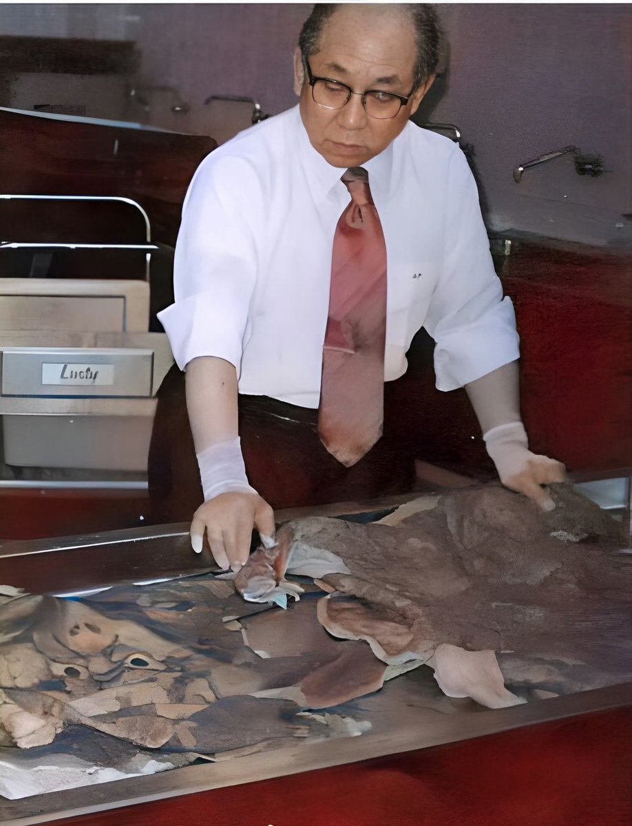 Xiaoniu6161's tweet photo. 1956年，日本医学博士福士正一，向记者展示他父亲收藏的人皮纹身。他父亲老福士生前经常资助没钱纹身的人。报酬便是他们死后可以无偿获取他们的人皮。

🥹🥹🥹收藏是个很神秘的话题(´･_･`) https://t.co/ogIKC6yPqd