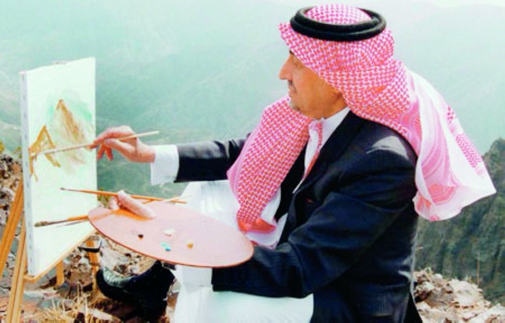 abdulaziznsafi's tweet photo. سرى

#مقالي:

يقول محمود درويش:
"لم أقرأ العروض، ولم أتعلمه، وليس لدي كتاب عروض واحد. فيما بعد اطلعت على كتاب بسيط في العروض، لم أتعلم العروض بتاتاً، كان ذلك بالسليقة، قرأت -فقط- كتاباً لضبط القواعد.."

ويقول الدكتور أحمد عفيفي:
"لا أبالغ إن قلت إن قارئ الشعر الفاهم لأسرار العروض هو الأكثر تمتعاً بالعمل الشعري كاملاً شكلاً وجوهراً ". 
قرأت ما قاله درويش في كتاب د. عبدالله الفيفي (شعر التفعيلات وقضايا أخرى)، وقرأت ما قاله عفيفي في كتاب د. عبدالله غليس (المرجع الوافي في الأوزان والقوافي).

وبصفتي أكتب الشعر الشعبي، ومهتماً بالفصيح، فأنا ممن يعرف الوزن بسليقته،وحتى بعد دراستي مادة العروض في كلية اللغة العربية،لم أستوعب هذا العلم،مع أنني أميل إلى ما قاله د. عبدالله الفيفي في رده على محمود درويش:

"وما أرى في هذه مفخرة للشاعر أن يعول على سليقته فقط، ولا يتعلم أسرار أدواته الفنية"

ومع هذا أعترف أنني كتبت على معظم بحور الشعر الشعبي،عدا البحر (الهلالي)،وأنا لا أعرف أسماءها. ولا أذكر أنني كسرت بيتاً، مع قناعتي بأنه لا يوجد شاعر معصوم من الخطأ العروضي، قديماً وحديثاً، على حد قول (المعري)في إحدى لزومياته:
"وقد يخطئُ الرأيَ امرُؤٌ وهوَ حازمٌ
كما اختَلّ في وزنِ القَريضِ عَبيدُ"

ولكن ليطمئن الشاعر الشاب؛فما أكثر نجوم الشعر الذين لمحت عيني كسراً في بعض أبياتهم،واكتشف أنهم لم يحيطوا بجميع البحور.فحتى ابن جدلان، الذي يعد إيقونة للشعر الشعبي في العصر الحديث،رصد عنده د. عبدالله غليس كسراً واضحاً في هذا البيت:

"بعد الأمل تتعب دونه الناس ما وصلوه
حتى تجتمع في ساعة الحشر منحشرة"

لكن نصيحتي لكل شاعر شاب:إذا استثقل بيتاً أو شك في سلامته،فليعرضه على متخصص في العروض، ولا أرى في ذلك ما يعيب. وكم سألت عدداً من أصدقائي المتخصصين عن مسائل عروضية، منهم: د. محمد راضي الشريف، ود. خليف الغالب، ود. عبدالله غليس، وأحمد السيد عطيف، وعبدالكريم القثامي.
وإذا كان حديث العروض قد قادني إلى البحور الشعرية،فإن في الشعر الشعبي بحراً يُطربني منذ بداياتي،قبل أن أعرف اسمه،وهو بحر المنكوس. وبحسب ذائقتي فهو أنسب البحور الشعبية للغزل؛ لأنه من أطول البحور وأطربها:

(فعولن مفاعيلن فعولن مفاعيلن).

عرفت هذا البحر من قصائد وأغانٍ حفظتها في طفولتي، أولها قصيدة عبدالله الفيصل التي غناها طلال مداح بإيقاع سامري هادئ، وما زلت أعد هذه القصيدة من الروائع:

"عسى الله يفرّج كربة اللي براه الشوق
أسير العيون السود ما في يده حيله

نطحني على الكدلك حبيبي بعرض السوق
وعرّض بخدٍ يجرحه لمس منديله

أبو وجنةٍ حمرا غشاها الهدب من فوق
تكاشف سناها من ورا طرقة الشيلة"

والقصيدة الثانية، التي لا تقل جمالاً عن الأولى، قصيدة سعود بن بندر: (تولعت بك والله كتب لي على فرقاك)،التي غناها سلامة العبدالله وعدد من المطربين،وما أجملها بصوت الفنان طلال المري:

"سقى الله ليالي خالده عشتها ويّاك
بدرب الحويّة بين عشبٍ وغدراني

تذكرت يوم اقبلت كنّك تعدّ خطاك
تمايل بعودٍ نايف الطول رياني

وترفع طرف ملبوسك الضيق بيمناك
وشلال شعرك تنثره فوق الامتاني"

أحد أقاربي من متذوقي الغناء،إذا سمع أغاني تكاد تقول:"وين الخط"، وهي الأغاني التي يناسب لحنها الطربي،في عرف ذائقتنا الشعبية، قطع المسافات الطويلة،كأغاني عيسى الأحسائي التي كتبها علي القحطاني على بحر المنكوس، مثل:(طار الكرى والعين جاها بلاها تو)،و(أنا عقبكم لاني بميت ولا ني حي) و( على ذكرى الأيام القديمة وعهدٍ فات) ،ردد مع بداية الأغنية:"سرى سرى".
وبهذا التفاعل الموجز يعبّر عن إعجابه،وهو تفاعل عفوي صادق،لا يشبه ما نراه اليوم من مشاهد التصنع في زمن التصوير، والتفاعل المتكلف مع الأغاني في الحفلات،بحركات اليد والصراخ والتباكي.

مفردة (سرى)،التي تختصر ما في القلب،أقولها لا شعورياً مع (دقة) أغنية (نوى القلب نية). وهذه الأغنية -بحسب ذائقتي-مكتملة الجمال:الكلمات التي صاغها خالد الفيصل بقلم الشاعر العاشق، واللحن الذي ترجم الكلمات،وأداء محمد عبده الذي يرتقي إلى درجة الكمال.
ولعل هذه الأغنية مفصلة على الذائقة السعودية؛ لذلك لم تعبر الحدود كما عبرت أغنيات مثل: (صوتك يناديني،أبعاد، إيوه، والأماكن).ولكن هل لدى العاشق وردة يقدمها لحبيبته أجمل من هذه الوردة التي تشكلت من قصيدة وأغنية؟ :

"نوى القلب نية مانواهـا لأحـد غيـرك
نوى القلب يمشي لك على السمع والطاعه

مع الشك والغيرة وهجـرك وتقصيـرك
أحبك وأقول أمرك له الروح خضاعه

جمعنا طريـق الحـب وأنـور بتنويـرك
على صدفةٍ لقلـوب الاحبـاب جمّاعه

ملكني هـواك وقادنـي بأمـر تدبيـرك
أمانه معك روحي مـن البعـد ملتاعـه

تغزلت بك والشِّعر مـن بعـض تعبيـرك
كلامك سحر يخلـف موازيـن سمَّاعـه

تقول الغزل مني شغـل كـل تفكيـرك
عسى واعسى والنفس بالـزود طماعه"